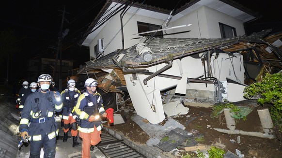 Feuerwehrleute in der japanischen Präfektur Kumamoto nach dem Erdbeben von Freitagmorgen.