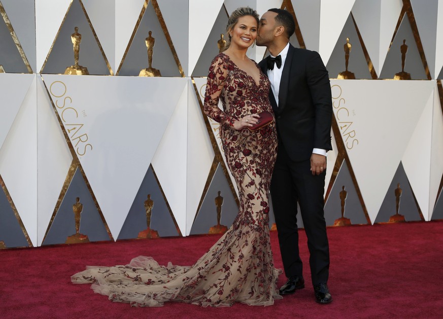 Chrissy Teigen und John Legend im Februar bei den Oscars. Seit Donnerstag ist das Bäuchlein weg und Tochter Luna Simone da.