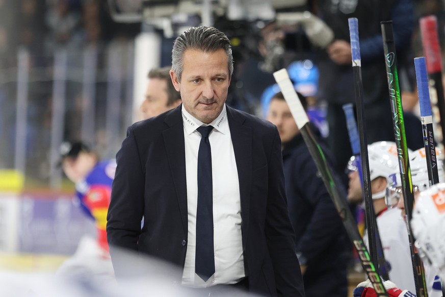 Head Coach Marco Bayer (ZSC) waehrend dem Qualifikationsspiel der Eishockey-Meisterschaft der National League zwischen den Teams EHC Kloten und den ZSC Lions am Samstag, 25. Oktober 2025, in Kloten. ( ...