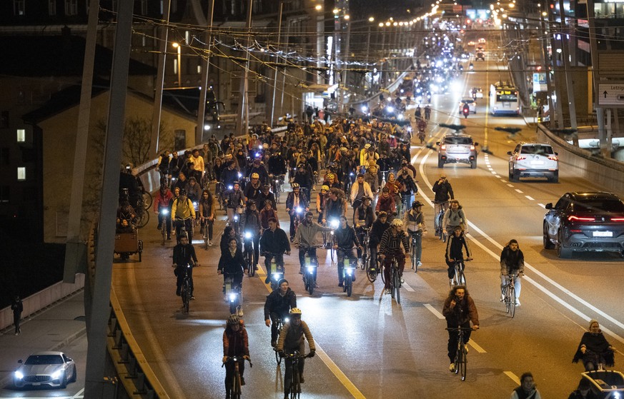 Menschen fahren auf ihren Raedern an einer Solidaritaetsdemonstration, einer Velodemo fuer die Critical Mass durch die Innenstadt , aufgenommen am Freitag, 22. Maerz 2024 in Zuerich. (KEYSTONE/Ennio L ...