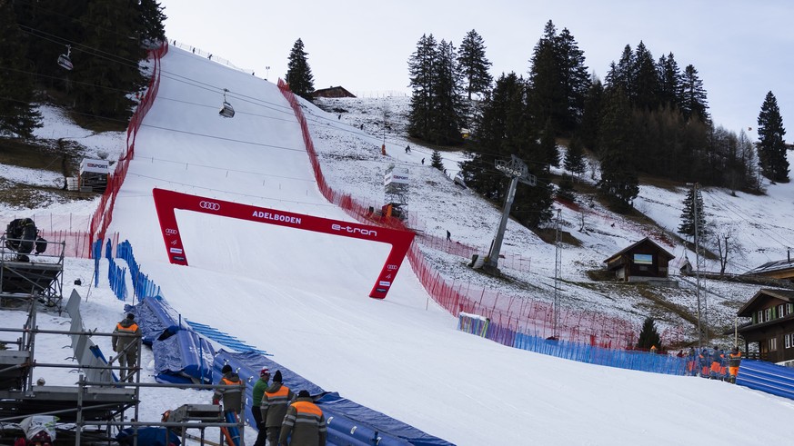 Der praeparierte Zielhang und der Zielraum des Ski Weltcuprennens am Chuenisbaergli mit den angrenzenden Haeusern, am Donnerstag, 4. Januar 2024, in Adelboden. Am kommenden Wochenende sind ein Riesens ...
