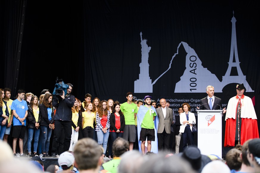 Bundesrat Didier Burkhalter spricht an den Feierlichkeiten zum 100-Jahr-Jubilaeum der Auslandschweizer Organisation (ASO) am 5. August 2016 auf dem Bundesplatz in Bern. (KEYSTONE/Manuel Lopez)