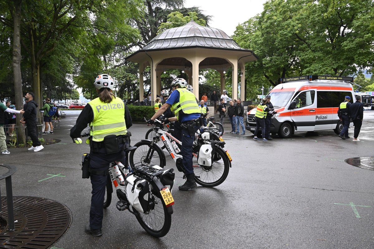 Die Polizei wartet auf dem Buerkliplatz auf die Velodemo Critical Mass in Zuerich am Freitag, 28. Juli 2023. Bei der Critical Mass fahren am letzten Freitag im Monat Hunderte Velos nebeneinander durch ...