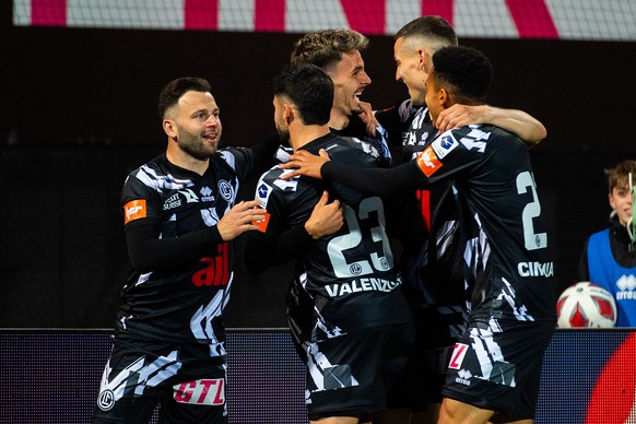 Lugano&#039;s player Uran Bislimi center, celebrates the 1-0 goal with team mates, during the Super League soccer match FC Lugano against Lausanne Sport at the Cornaredo Stadium in Lugano, Saturday, A ...