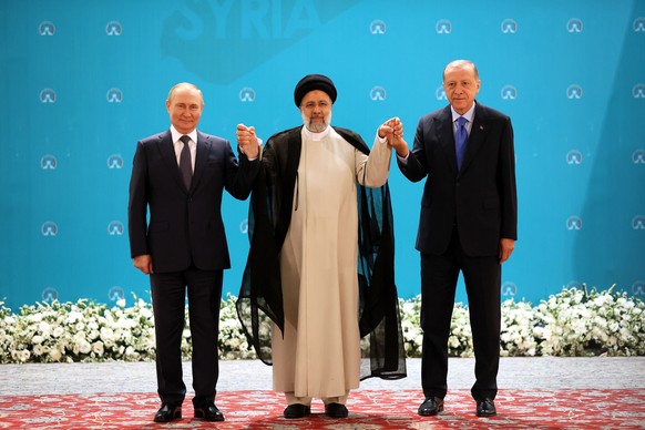 Der russische Präsident Wladimir Putin, der iranische Präsident Ebrahim Raisi und der türkische Präsident Recep Tayyip Erdogan posieren für ein Foto während eines trilateralen Gipfels zu Syrien in Teheran, Iran, am 19. Juli 2022. 