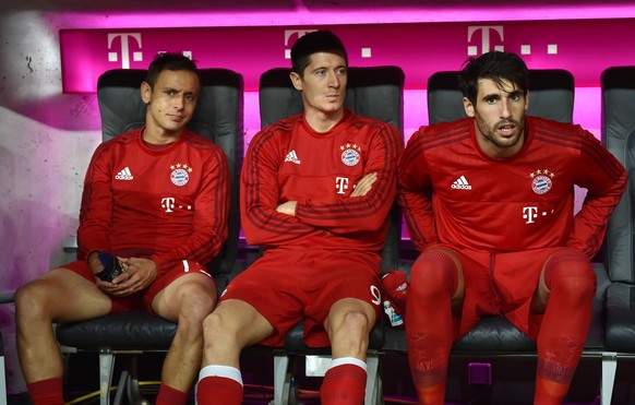 22.09.2015, Fussball, Saison 2015/2016, 1. Bundesliga, 6. Spieltag, FC Bayern M�nchen - VfL Wolfsburg 5:1, v.li., Rafinha (Bayern Muenchen), Robert Lewandowski (Bayern Muenchen), Javier Martinez (Baye ...