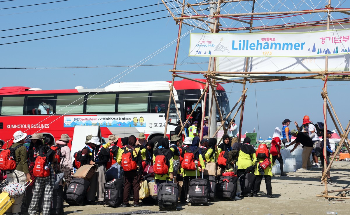 epa10789838 Scouts board a bus to leave the ongoing World Scout Jamboree campsite in Saemangeum, South Korea, 08 August 2023, as Typhoon Khanun is forecast to hit the nation's southeastern region ...