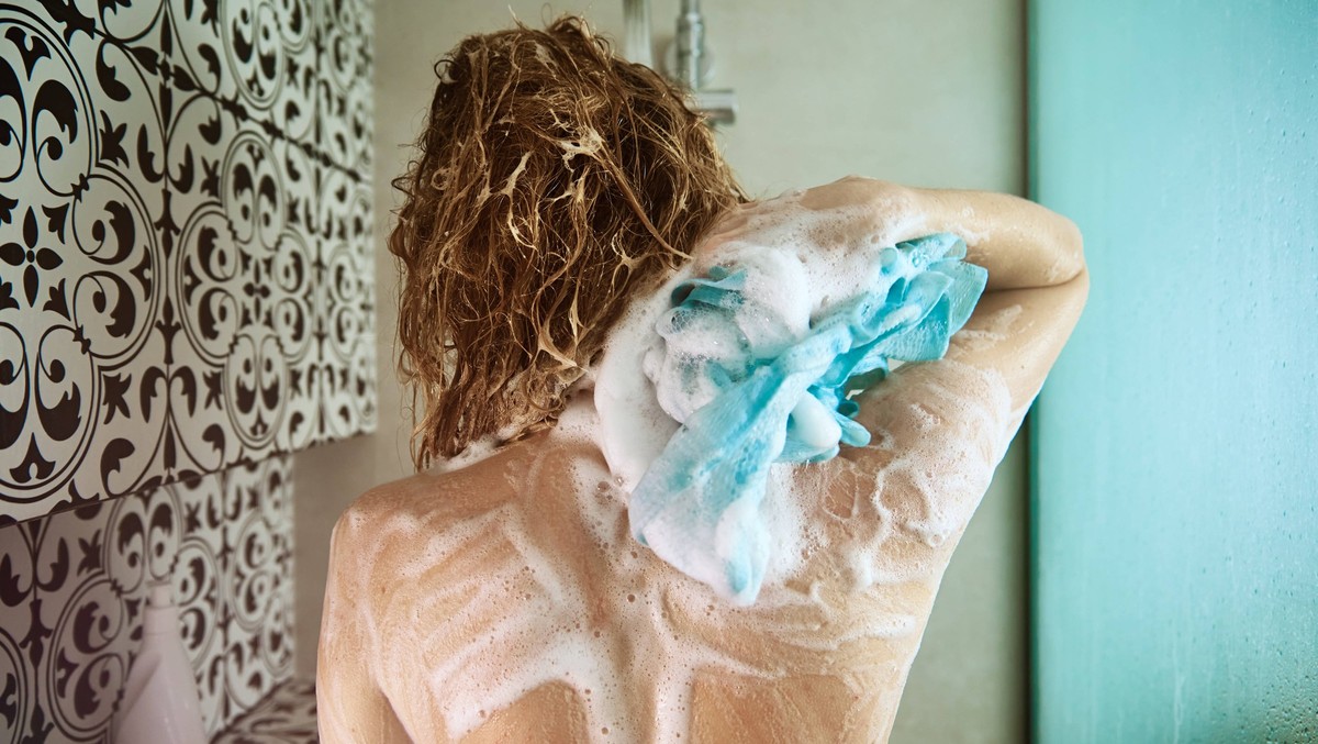 Frau, die im Badezimmer duscht Woman standing under shower in bathroom cabin, washing her body with shampoo LicenseRM ,model released, Symbolfoto Copyright: xZoonar.com/AliaksandrxBarysenkax 24697898  ...