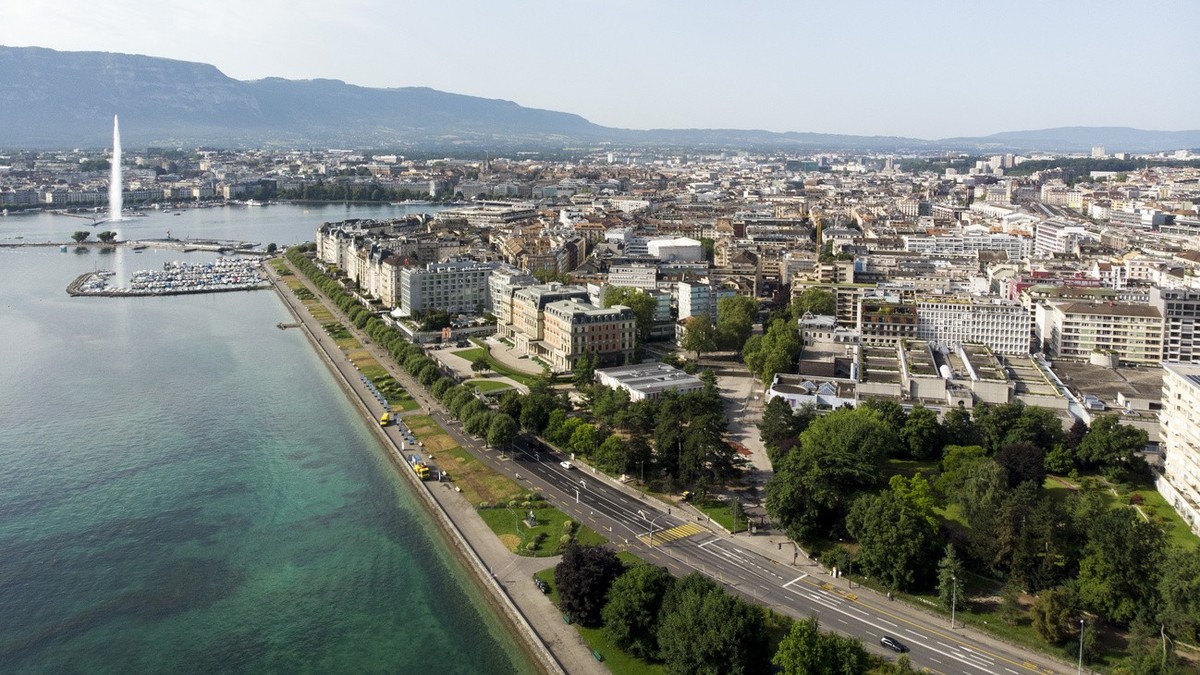 Vue de la ville de Geneve avec son jet d'eau, sa rade, et ses quais au bord du lac Leman, ce vendredi 13 aout 2021 a Geneve. (KEYSTONE/Salvatore Di Nolfi)