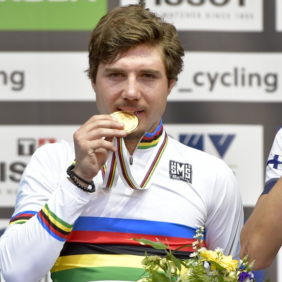 ABD0096_20180928 - INNSBRUCK - ÖSTERREICH: (L-R): Bjorg Lambrecht (2.Platz/BEL), Marc Hirschi (1.Platz/SUI) und Jakkoo Hanninen (3.Platz/FIN) am Freitag, 28. September 2018, waehrend dem Strassenrenne ...