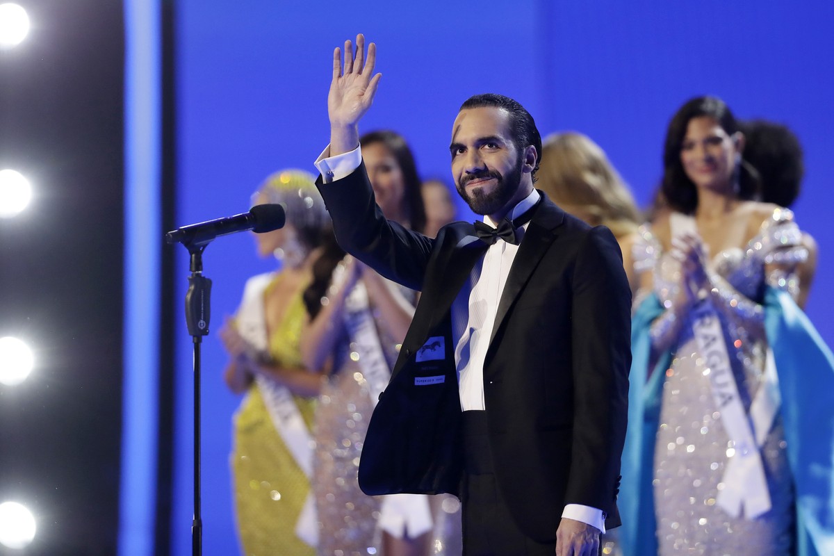 epa10983797 President of El Salvador Nayib Bukele offers a speech during the Miss Universe coronation ceremony in San Salvador, El Salvador, 18 November 2023. Miss Nicaragua Sheynnis Palacios (R backr ...