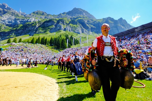 Fahnenschwinger, Alphornblaeser, Treicheltraeger, Jodelchoerli, dies alles gehoert einfach zu einem schoenen Schwingfest wie das auf der Schwaegalp, aufgenommen am Sonntag, 11. August 2019, beim 20. S ...