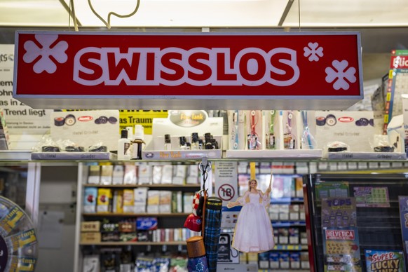 Ein Logo von Swisslos am Lottostand im Dorfzentrum von Stans am Dienstag, 13. Februar 2024. In der Ausgabe des Swiss Lotto vom Mittwoch, 14. Februar 2024 sind gute 48 Millionen Schweizer Franken im Ja ...