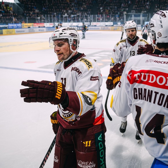 Tanner Richard (GSHC), gauche, celebre son but (0-1) avec Giancarlo Chanton (GSHC), lors du match du championnat suisse de hockey sur glace de National League entre le HC Fribourg Gotteron et les Gene ...