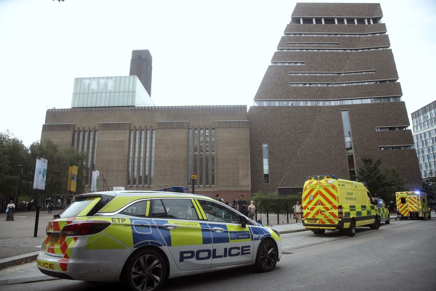 Polizeieinsatz bei der Tate Modern in London – ein Kind wurde aus dem 10. Stock geworfen.