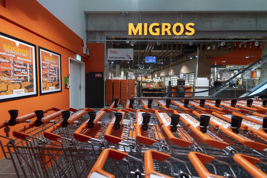 Der Eingang des Migros Supermarktes auf der Schweizer Seite im Westfluegel im Bahnhof Basel SBB, am Donnerstag, 24. Juni 2021. Nach mehrjaehrigem Umbau eroeffnet die Migros Basel im Westfluegel des Ba ...