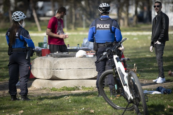Lausanne&#039;s Police officers patrol on bicycles on the shore of the Lake Geneva to prevent the gathering of more than 10 people during the Covid-19 Coronavirus pandemic in Lausanne, Switzerland, We ...