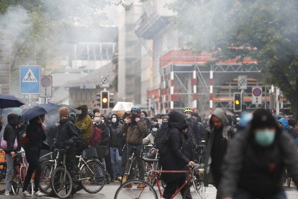 Demonstranten schwenken Transparente an einer Demonstration zum Tag der Arbeit am Samstag, 1. Mai 2021 im Zentrum von Zuerich. Schweizweit sind am Samstag an ueber 30 Orten Veranstaltungen geplant, na ...