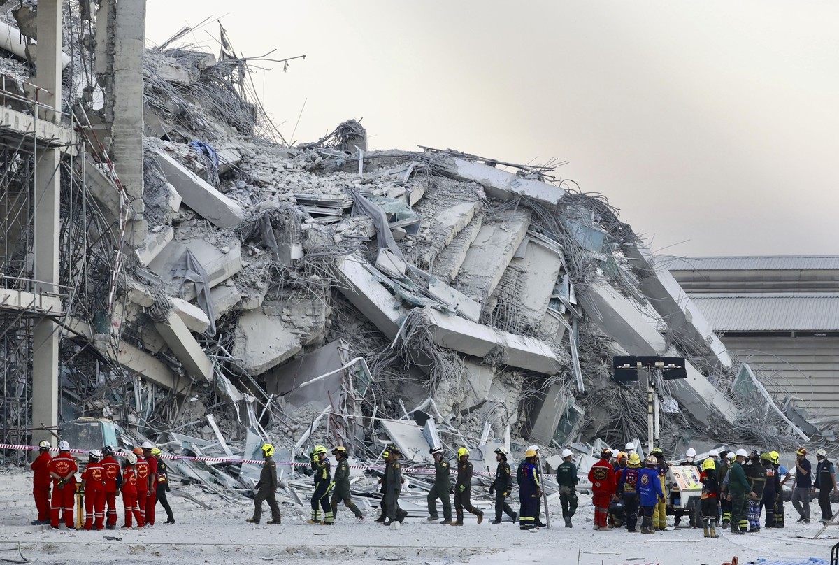 KEYPIX - Rescuers work at the site a high-rise building under construction that collapsed after a 7.7 magnitude earthquake in Bangkok, Thailand, Friday, March 28, 2025. (KEYSTONE/AP Photo/Wason Wanich ...