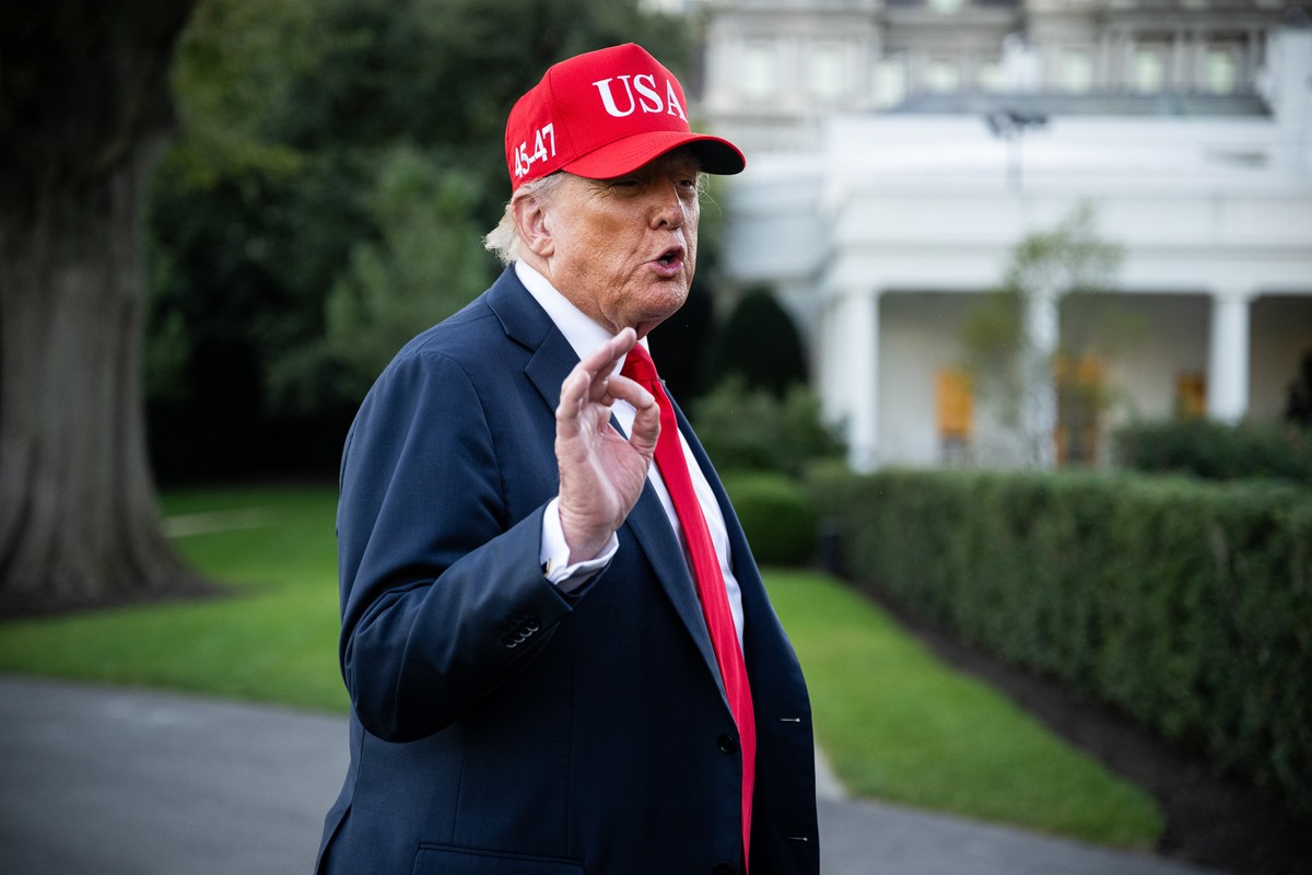 epa12433900 US President Donald Trump speaks to members of the media on the South Lawn of the White House after exiting Marine One in Washington, DC, USA, 05 October 2025. Unions representing hundreds ...