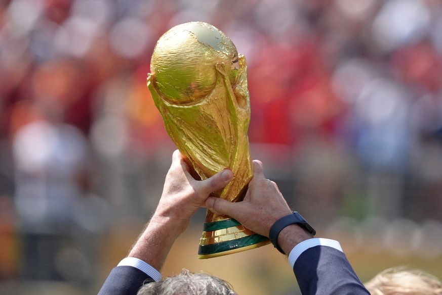 Mario Kempes holds the trophy before the start of the World Cup championship final soccer match between Spain and Argentina in East Rutherford, N.J., Sunday, July 19, 2026. (AP Photo/Jacquelyn Martin) ...