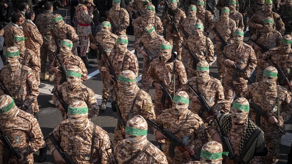 Iran, Kundgebung mit Mitgliedern der Islamischen Revolutionsgarde in Teheran IRGC Military Rally Islamic Revolutionary Guard Corps armed personnel wear masks and participate in a military rally in dow ...