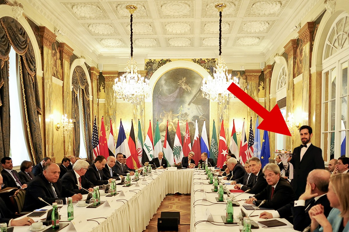 «Während Spitzendiplomaten aus aller Welt in Wien über einen Weg aus der Syrien-Krise berieten, beschränkte sich der einzige anwesende Syrer darauf, Häppchen und Getränke zu servieren», schreibt der P ...