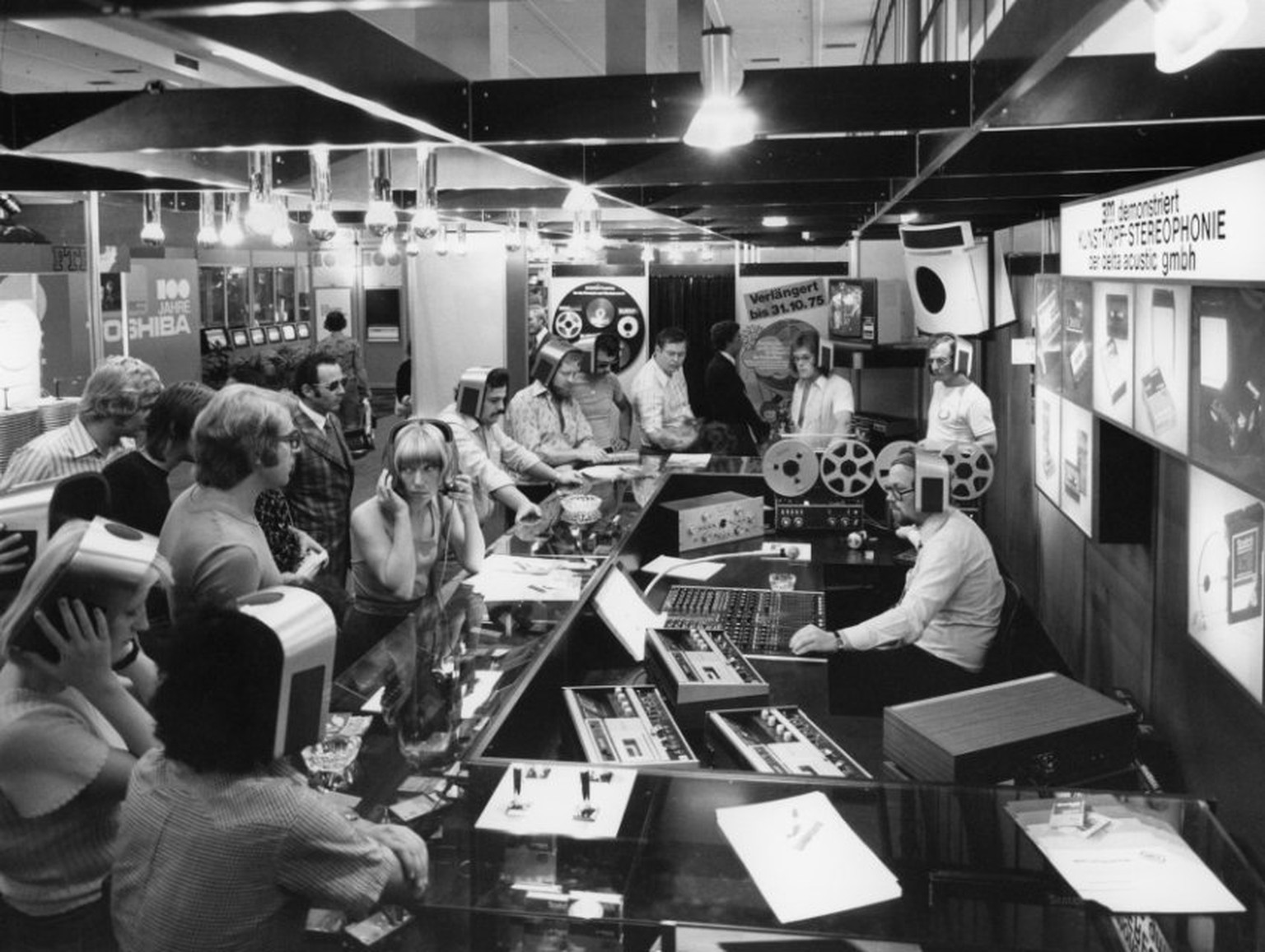 3D-Sound aus dem Helmkopfhörer: Besucher auf der IFA lauschen im Jahr 1975 Aufnahmen der Kunstkopf-Stereophonie.
