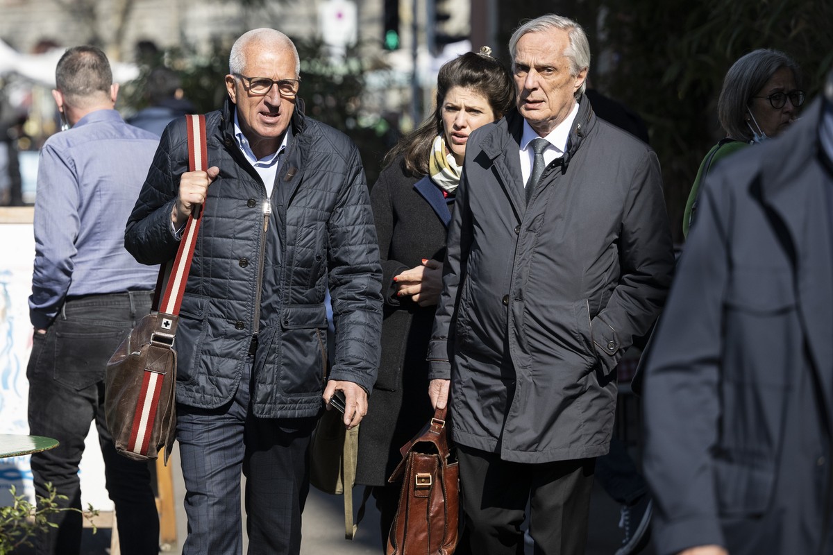 Der ehemalige Raiffeisenchef Pierin Vincenz erscheint mit Anwalt Lorenz Erni zum Raiffeisen-Prozess des Zuercher Bezirksgerichts vor dem Volkshaus, am Dienstag, 22. Maerz 2022, in Zuerich. Die Staatsa ...