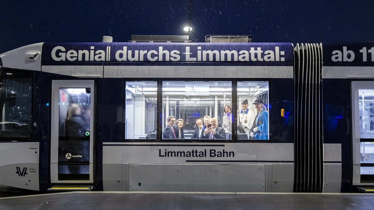 Limmattal-Bahn-schr-nkt-wegen-besch-digter-Z-ge-Betrieb-ein