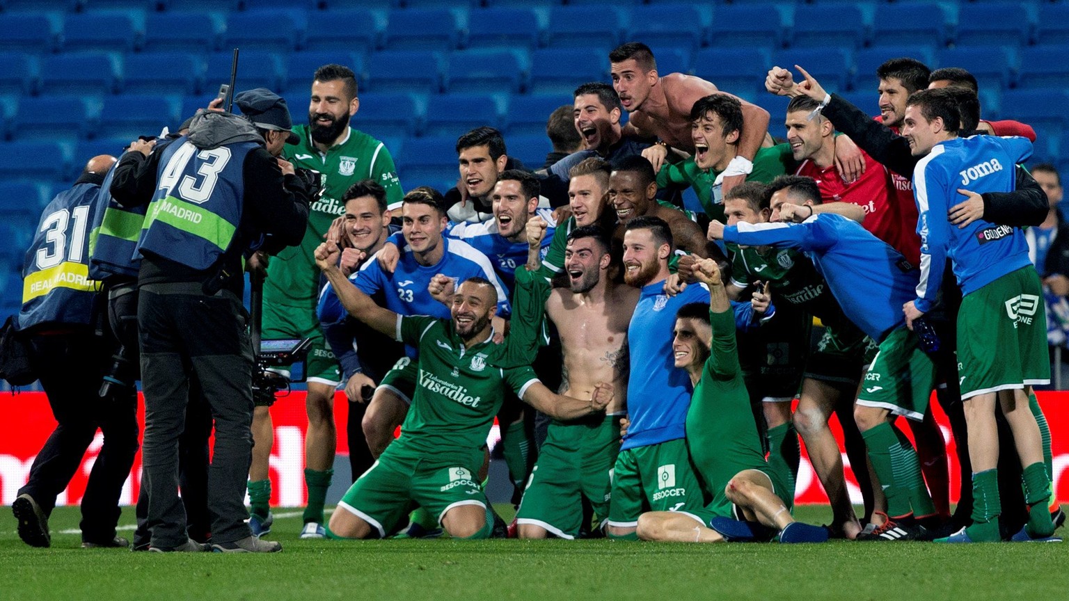 epa06471890 Leganes' players celebrate the victory during the King's Cup quarter-final second leg match between Real Madrid and Leganes at the Santiago Bernabeu stadium in Madrid, Spain, 24 January 20 ...