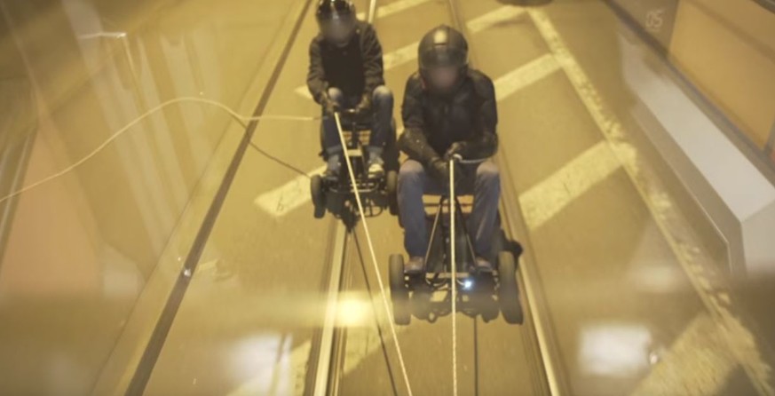 Am Tram durchs nächtliche Zürich: Diese Gokart-Jungs haben ein gefährliches Spiel entwickelt