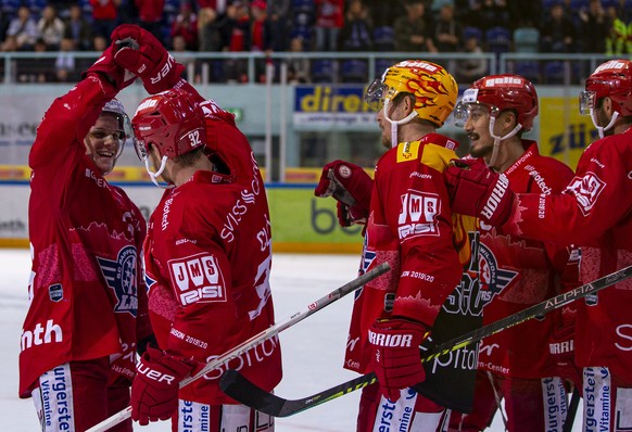 SC Rapperswil-Jona Lakers Stuermer Kevin Clark (#32) feiert seinen Treffer zum 2-1 mit Dominik Egli, links, waehrend dem Eishockey-Meisterschaftsspiel der National League zwischen den SC Rapperswil-Jo ...