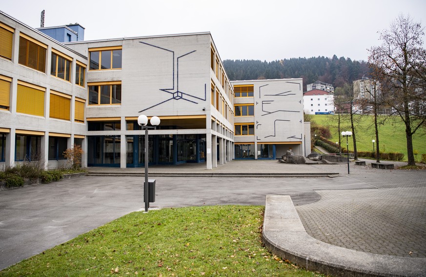 Das Schulhaus Wydennhof mit dem Pausenplatz in Ebikon im Kanton Luzern am Sonntag, 21. November 2021. Vor dem Luzerner Kriminalgericht ist ein Mann angeklagt, der im Juli 2017 mit einem Sturmgewehr au ...