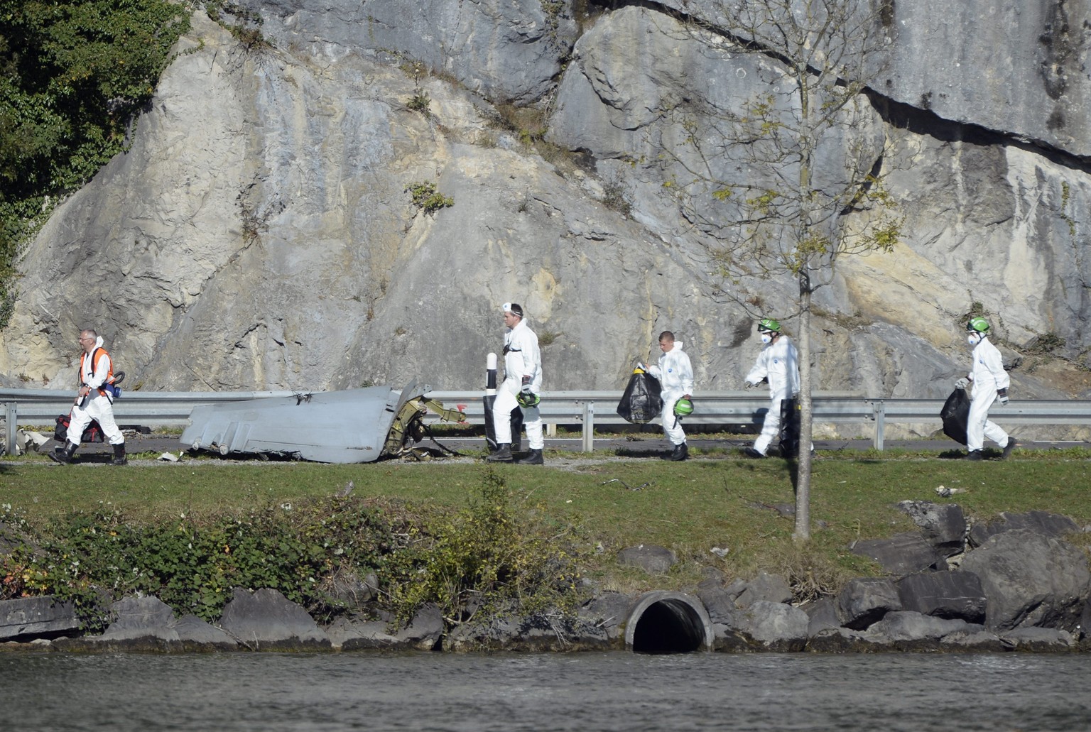 Grössere und kleinere Trümmerteile wurden noch Tage nach dem Absturz in der Umgebung gefunden.