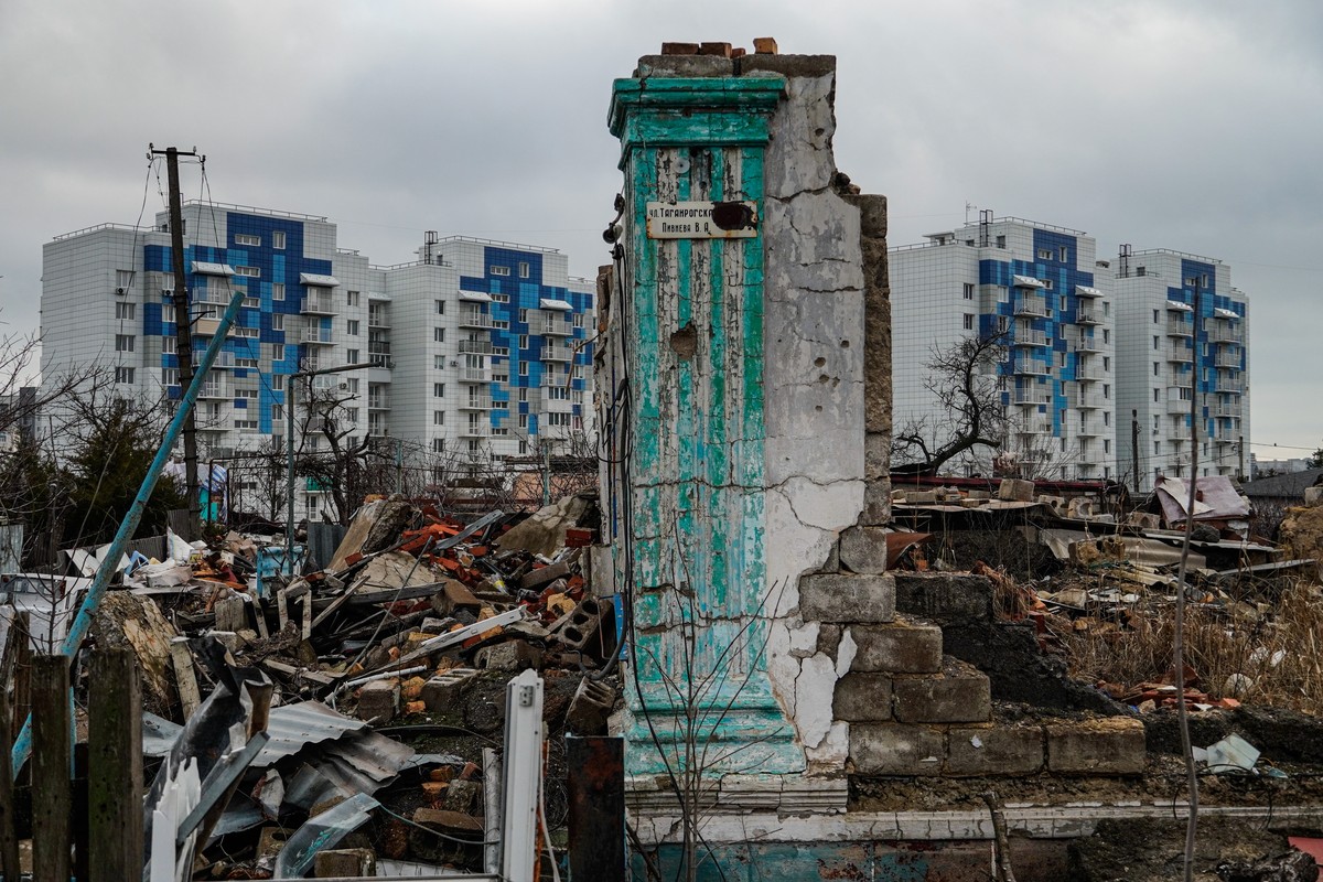 epaselect epa12755121 Restored buildings seen behind destroyed buildings in downtown Mariupol, Donetsk region, 16 February 2026 (issued 18 February 2026). The city of Mariupol endured a nearly three-m ...