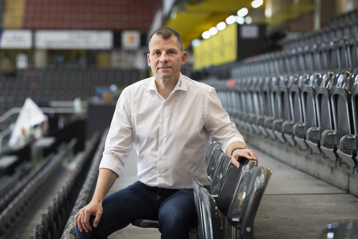 Martin Pluess, Sportdirektor SCB, posiert am Rande der Saison-Medienkonferenz des SCB, am Montag, 26. August 2024 in der PostFinance-Arena. (KEYSTONE/Peter Klaunzer)