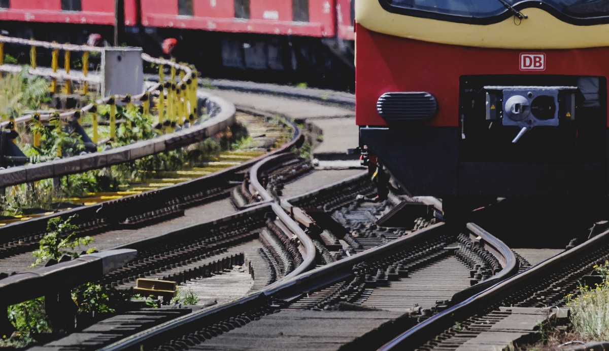 Hitzeflimmern am Gleis der S-Bahn in Berlin, 25.06.2026. Eine Hitzewelle mit ueber 40 Grad hat weite Teile Mitteleuropas im Griff. Berlin Deutschland *** Heat haze along the S-Bahn tracks in Berlin, J ...