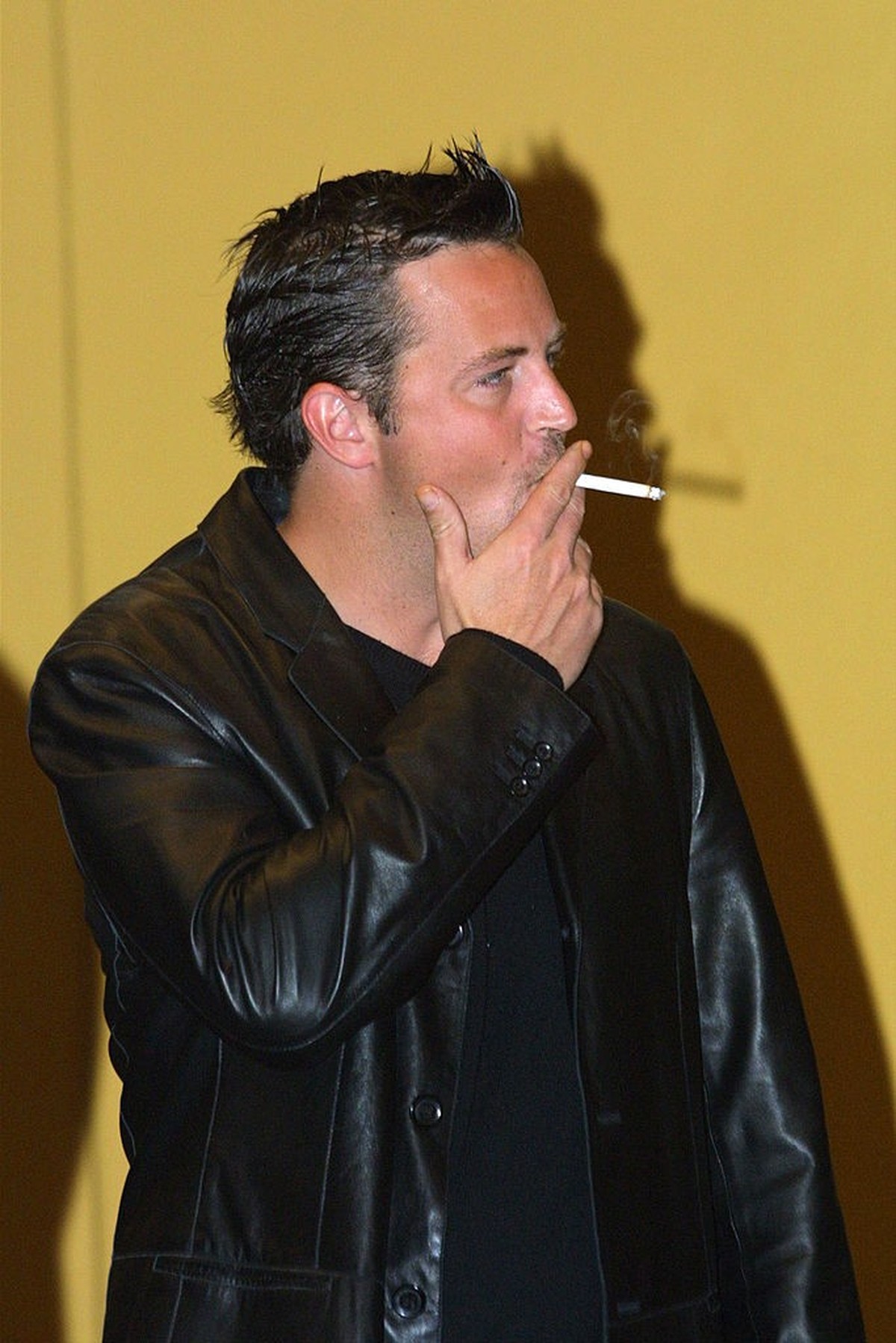 395304 06: Actor Matthew Perry smokes a cigarette as he arrives at the premiere of the film "Bandits" October 4, 2001 in Westwood, CA. (Photo by Jason Kirk/Getty Images)