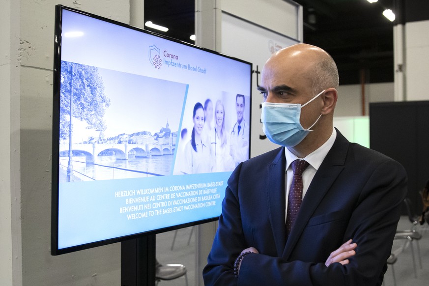 Bundesrat Alain Berset waehrend einem Besuch im Impfzentrum Basel Stadt, am Montag, 28. Dezember 2020, in Basel. Bundesrat Berset besuchte den Kanton Basel-Stadt im Zusammenhang mit der Situation um d ...