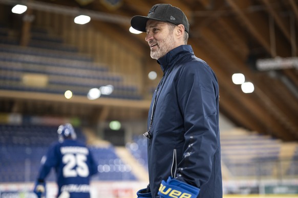 Head coach Josh Holden im Eistraining des HC Davos, am Mittwoch, 6. August 2025, in der zondacrypto-Arena in Davos. (KEYSTONE/Gian Ehrenzeller).