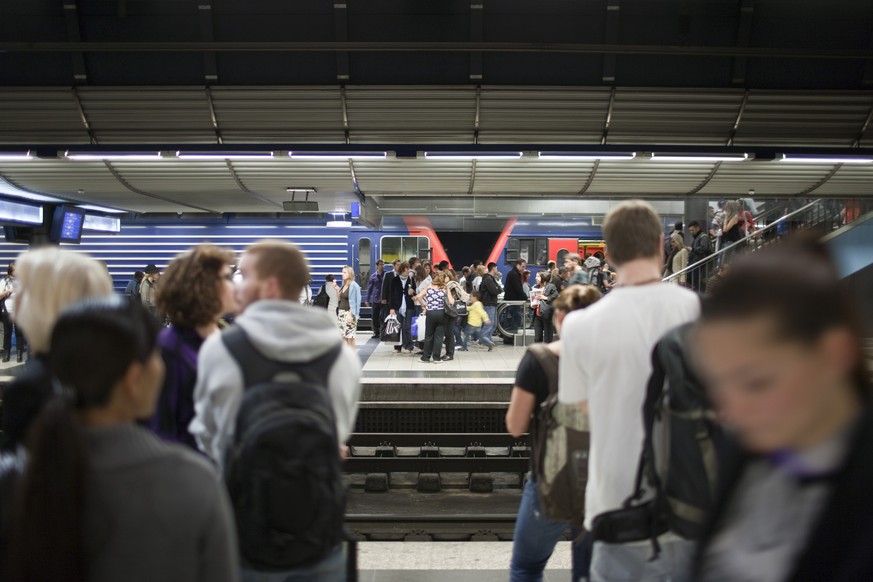 ARCHIV --- ZUM PILOTPROJEKT MOBILITY-PRICING STELLEN WIR IHNEN FOLGENDES BILD ZUR VERFUEGUNG --- Commuters wait for a suburban train at Museumsstrasse train station in Zurich&#039;s main station, pict ...