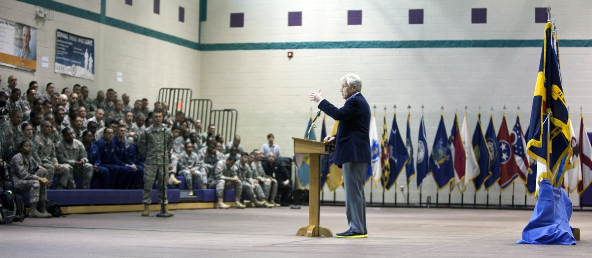 Verteidigungsminister Chuck Hagel erläutert Armeeangehörigen seine Sparpläne.