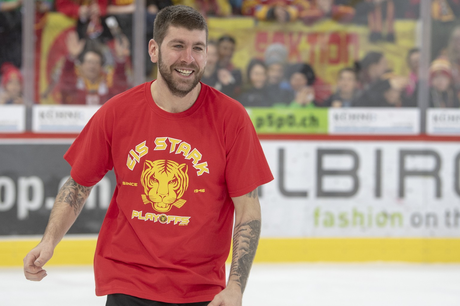 Tigers, Chris DiDomenico, und Fans, feiern den Einzug fuer die Playoffs 2018/19, nach dem Meisterschaftsspiel der National League, zwischen den SCL Tigers und dem SC Bern, am Samstag 2. Maerz 2019 im  ...