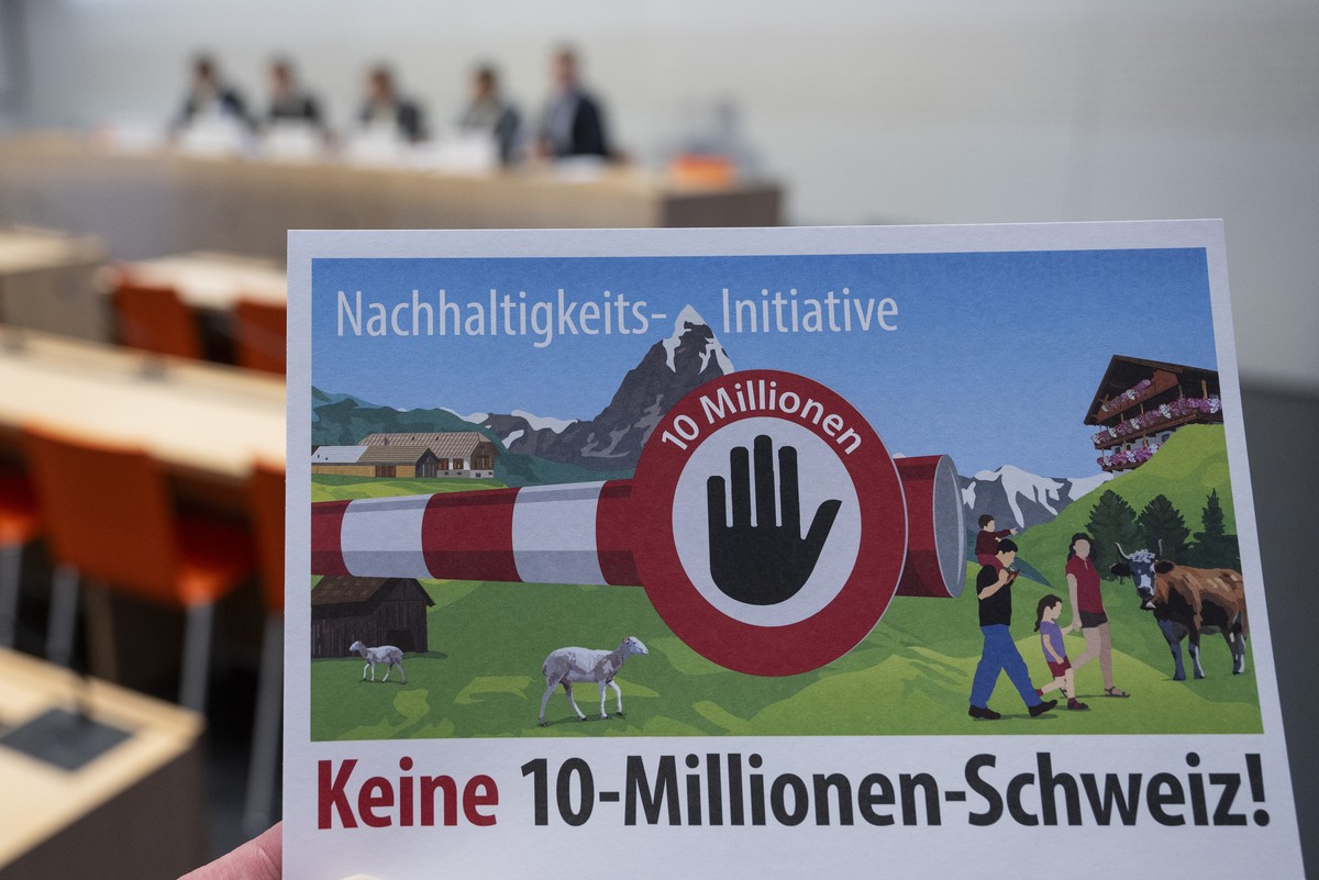 Die SVP-Nationalraete Manuel Strupler, Thomas Aeschi, Thomas Matter, Kantonsrat Domenik Ledergerber und Mike Egger, von links, sprechen anlaesslich der Lancierung der Nachhaltigkeits-Initiative " ...