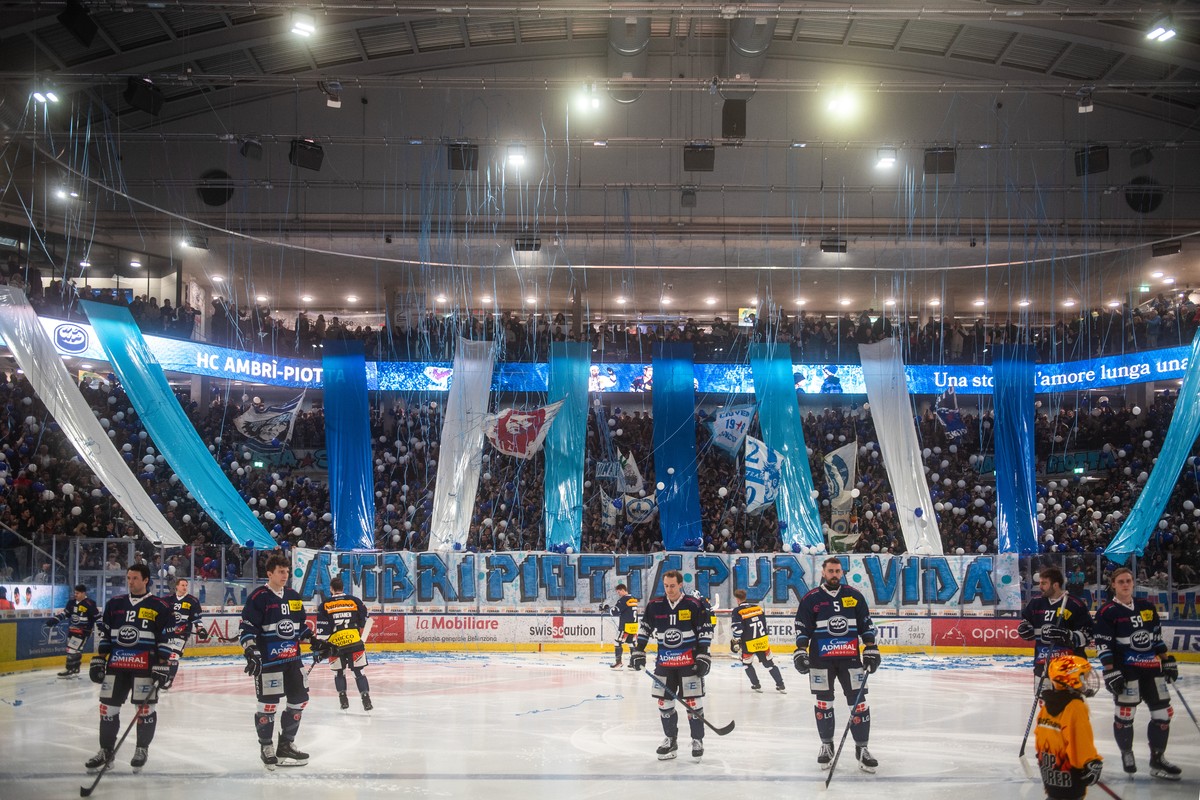 Ambri's fans, before the Play-in game of National League Swiss Championship 2023/24 between HC Ambri Piotta and HC Lugano, at the Gottardo Arena in Ambri, Thursday, March 7, 2024. (KEYSTONE/Ti-Pr ...
