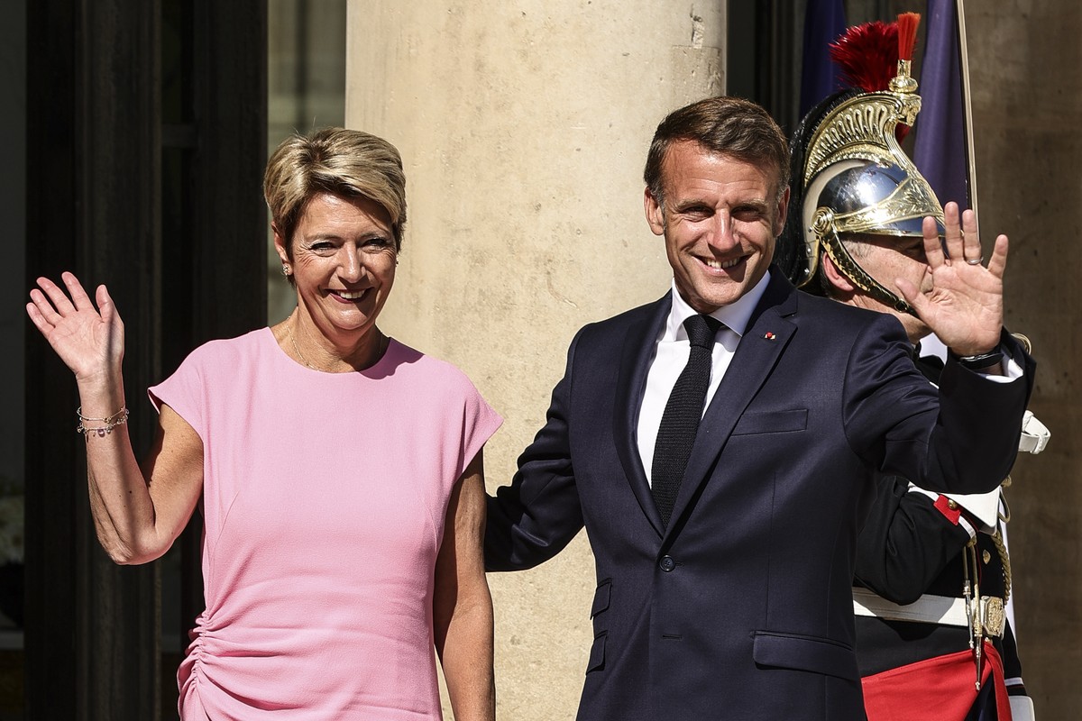 epa12207817 French President Emmanuel Macron (R) and Swiss President Karin Keller-Sutter (L) pose for the press at the Elysee Palace in Paris, France, 01 July 2025. Keller-Sutter?s visit to France pri ...