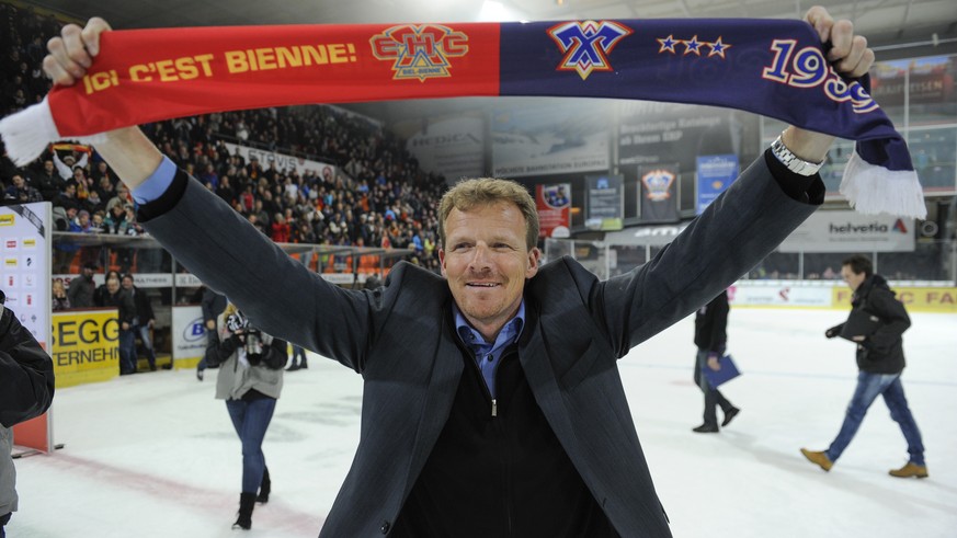 Der Bieler Headcoach Kevin Schlaepfer jubelt nach dem gewonnenen fuenften Auf-/Abstiegsplayoff Ligaqualifikationsspiel der NLA/NLB zwischen dem EHC Biel und dem EHC Visp am Samstag, 19. April 2014, in ...