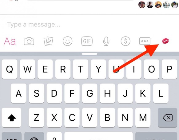 Hierzu einfach auf den Namen des Kontakts und danach auf Emoji tippen.