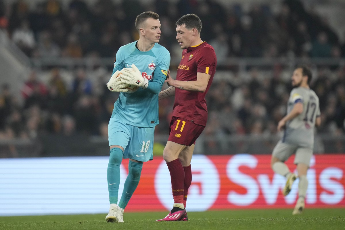 Salzburg's goalkeeper Philipp Koehn, left, walks past Roma's Andrea Belotti during the Europa League playoff second leg soccer match between AS Roma and FC Red Bull Salzburg, at Rome's  ...